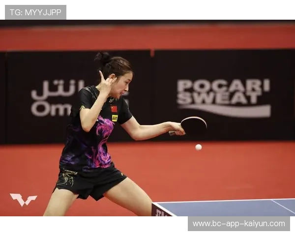 网球高手在比赛中演绎“变线”技巧迷惑对手