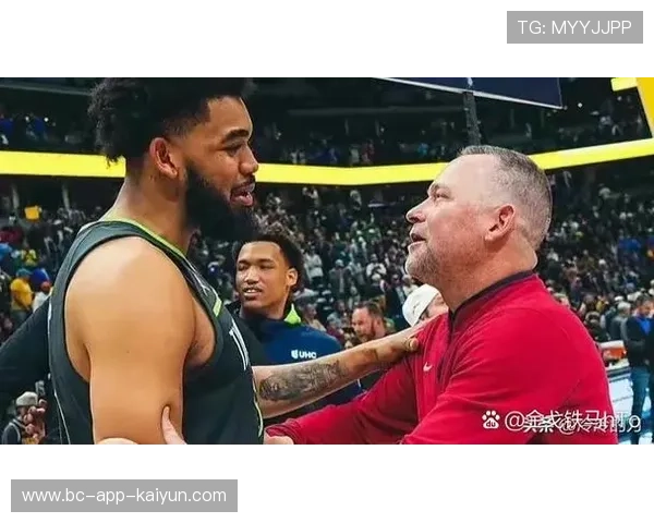 唐斯脚步轻盈完成勾手，森林狼进攻锐利