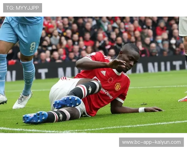 曼联定位球方案出现变化，战术细节被反复演练